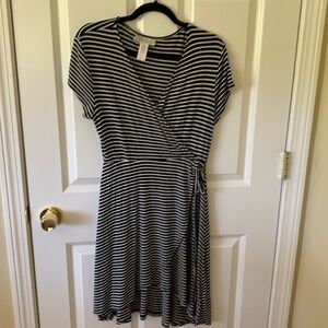 Women’s Nine West T Shirt Dress- Wrap Style Black Striped Size L